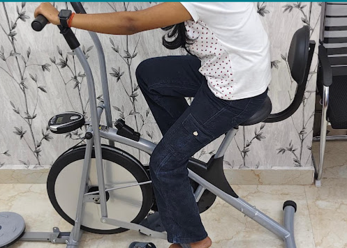 Knee pain rehabilitation exercise setup at Noida